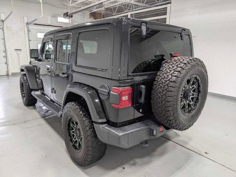Used 2018 Jeep Wrangler Unlimited Sahara AWD/4WD image 9