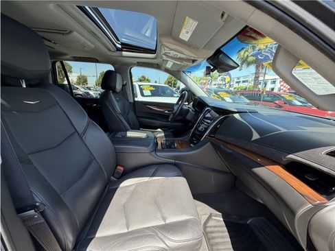 Used 2017 Cadillac Escalade Premium Luxury AWD/4WD image 34