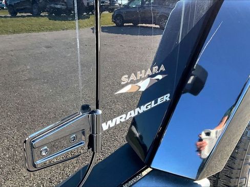 Used 2016 Jeep Wrangler Sahara w/ Connectivity Group AWD/4WD image 10