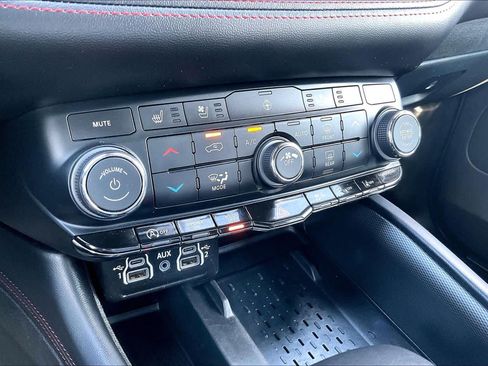 Used 2025 Dodge Durango GT AWD/4WD image 36