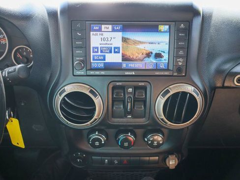 Used 2016 Jeep Wrangler Unlimited Sahara image 17