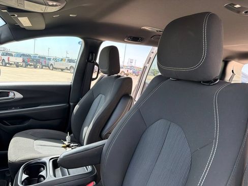 Used 2023 Chrysler Pacifica Touring FWD image 27