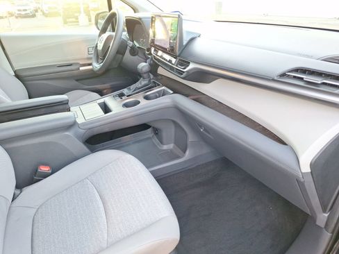 Used 2024 Toyota Sienna LE image 32