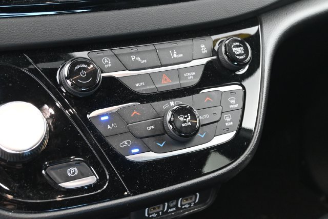 Used 2025 Chrysler Pacifica Select FWD image 24