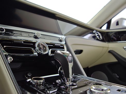 Certified 2023 Bentley Flying Spur Plug-In Hybrid AWD/4WD image 37