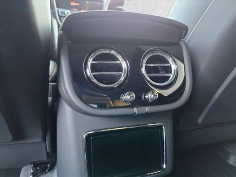 Used 2024 Bentley Bentayga AWD/4WD image 20