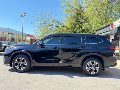 Used 2021 Toyota Highlander XLE AWD/4WD image 9