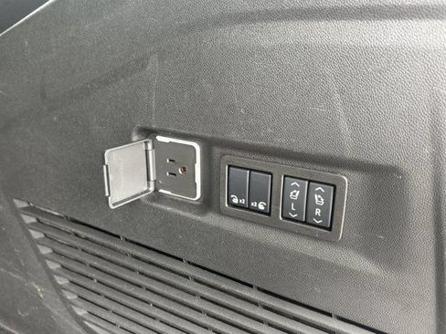 Used 2025 GMC Yukon XL Denali AWD/4WD image 8