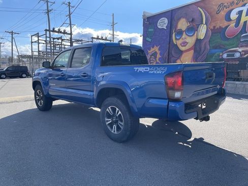 Used 2018 Toyota Tacoma TRD Sport AWD/4WD image 3