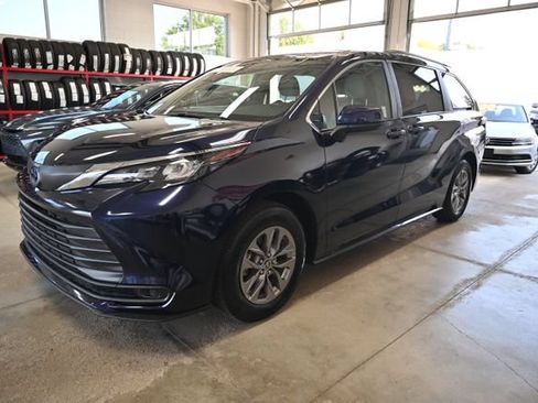 Certified 2025 Toyota Sienna LE AWD/4WD image 8