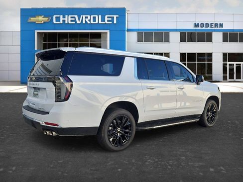 New 2026 Chevrolet Suburban Premier w/ Sun And Tow Package AWD/4WD image 5