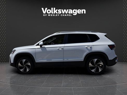 Used 2025 Volkswagen Taos SE AWD/4WD image 4