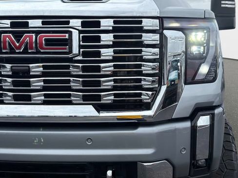 Used 2024 GMC Sierra 2500 Denali w/ Denali Reserve Package AWD/4WD image 9