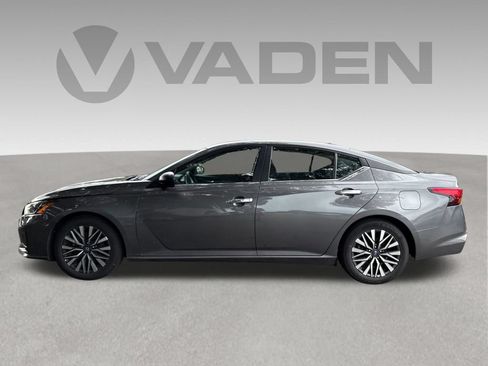 Used 2025 Nissan Altima 2.5 SV FWD image 17