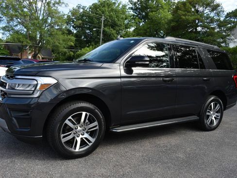 Used 2022 Ford Expedition XLT RWD image 2
