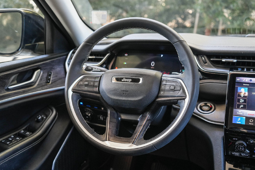 Used 2023 Jeep Grand Cherokee 4WD 4xe image 14