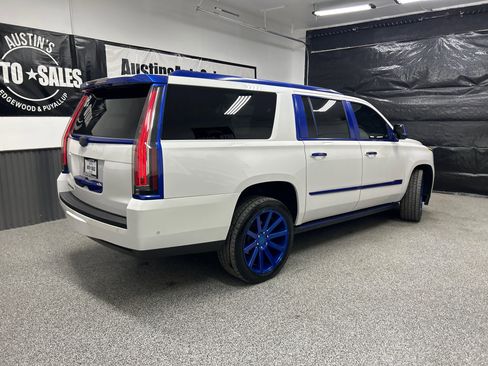 Used 2017 Cadillac Escalade ESV Premium Luxury image 5