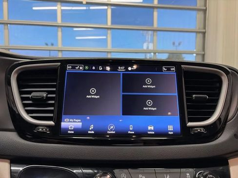 Used 2022 Chrysler Pacifica Touring-L FWD image 23