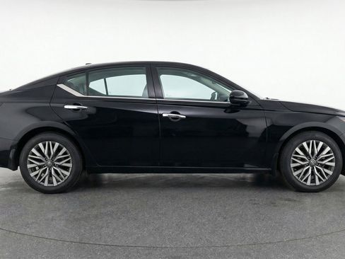 Used 2025 Nissan Altima 2.5 SV FWD image 11