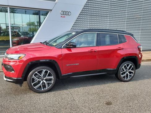 Used 2025 Jeep Compass Limited w/ Elite Group AWD/4WD image 2