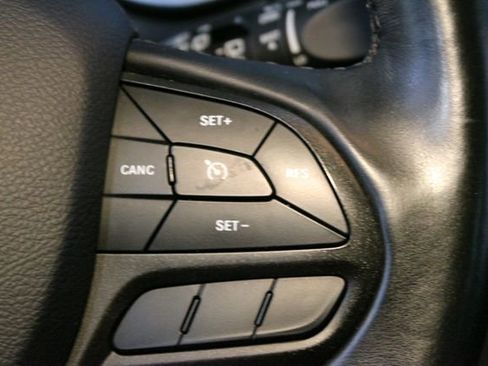 Used 2019 Jeep Cherokee Trailhawk AWD/4WD image 22