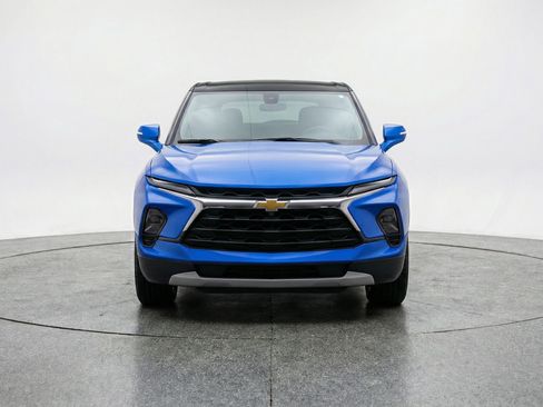 Used 2025 Chevrolet Blazer LT image 2