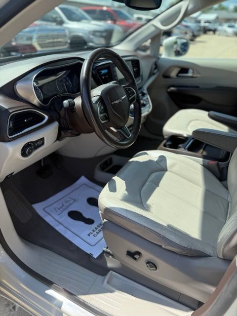 Used 2017 Chrysler Pacifica Touring-L FWD image 8