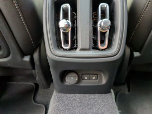 Used 2025 Volvo XC40 B5 Core image 35