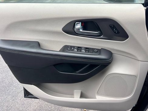 Used 2023 Chrysler Pacifica Touring-L FWD image 10
