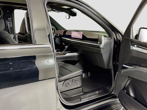 Used 2025 Cadillac Escalade ESV Premium Luxury AWD/4WD image 33