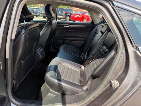 Used 2017 Ford Fusion SE w/ Fusion SE Technology Package image 13