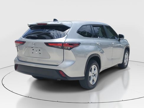 Certified 2024 Toyota Highlander LE FWD image 3