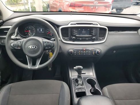 Used 2017 Kia Sorento FWD image 11