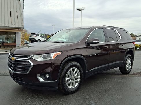 Used 2021 Chevrolet Traverse LT image 3