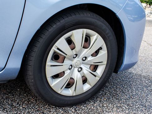 Used 2013 Toyota Yaris LE FWD image 8