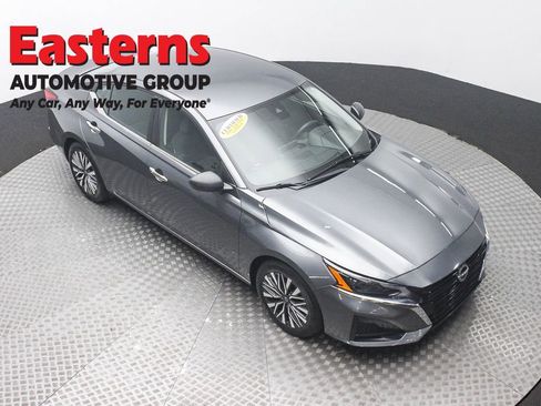 Used 2024 Nissan Altima 2.5 SV FWD image 3