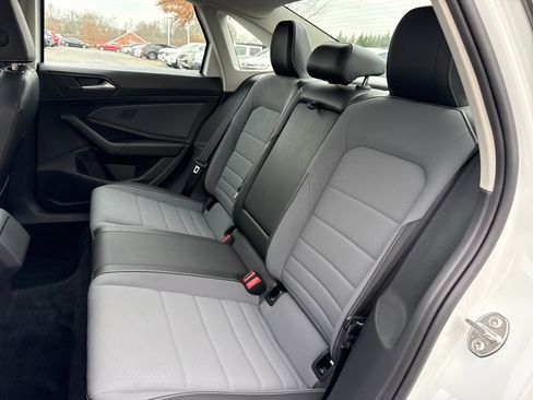 Certified 2025 Volkswagen Jetta SE w/ Sunroof Package image 23