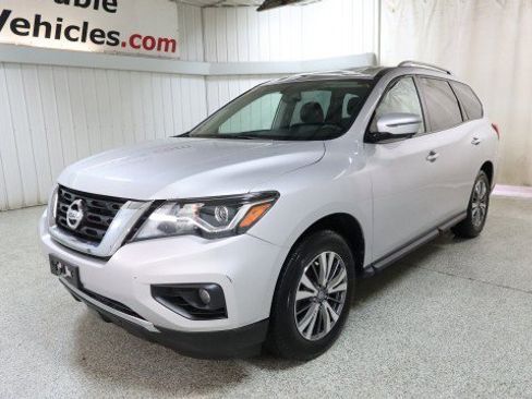 Used 2019 Nissan Pathfinder SL image 2