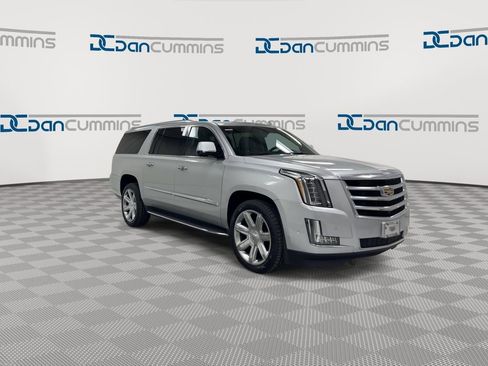 Used 2017 Cadillac Escalade ESV Luxury image 2