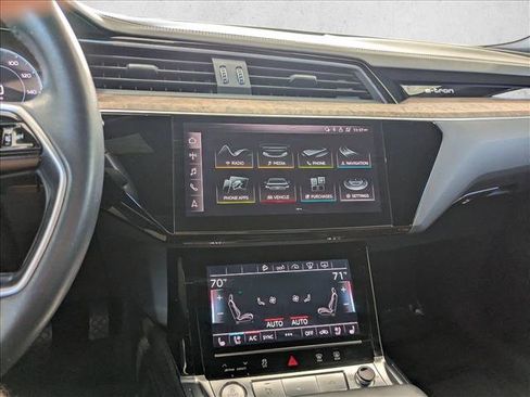 Used 2019 Audi e-tron Prestige w/ Prestige Package AWD/4WD image 14