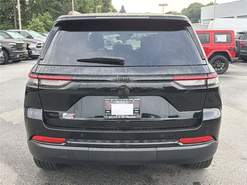 Used 2024 Jeep Grand Cherokee Laredo AWD/4WD image 6