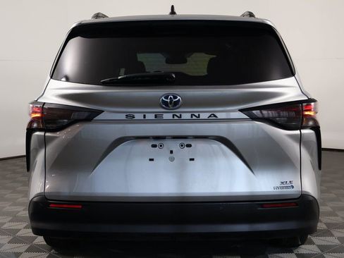 Used 2024 Toyota Sienna XLE image 5