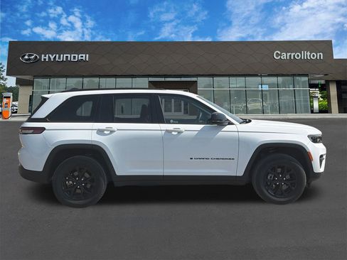 Used 2025 Jeep Grand Cherokee Altitude AWD/4WD image 4