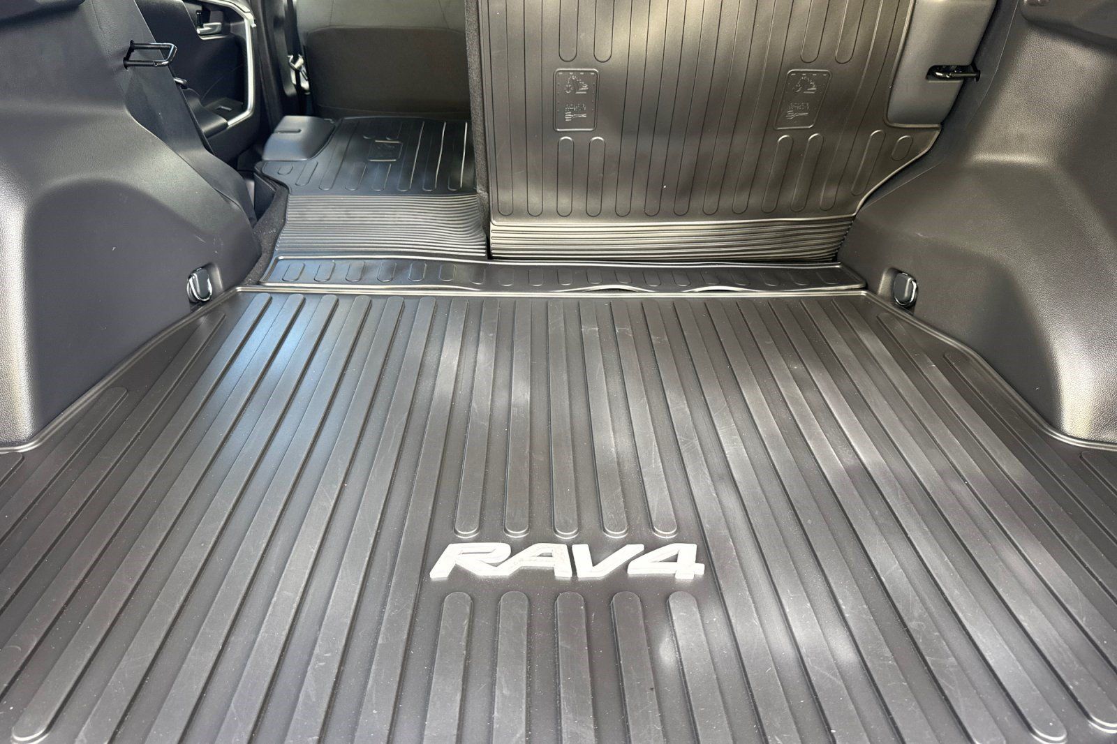 Used 2025 Toyota RAV4 XLE FWD image 24