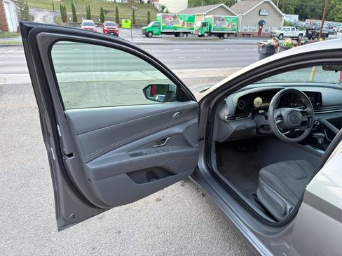Used 2021 Hyundai Elantra SEL w/ Convenience Package FWD image 10