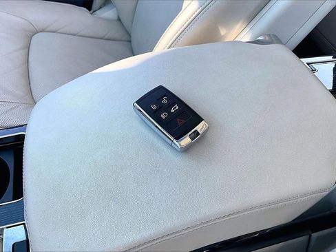 Used 2018 Land Rover Range Rover Long Wheelbase Autobiography image 10