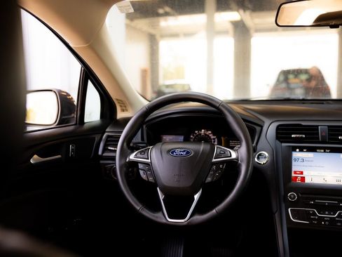 Used 2018 Ford Fusion SE w/ Equipment Group 201A FWD image 12