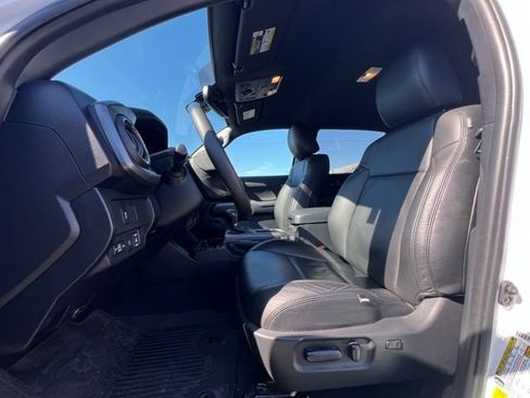 Used 2023 Toyota Tacoma TRD Off-Road w/ Technology Package AWD/4WD image 18
