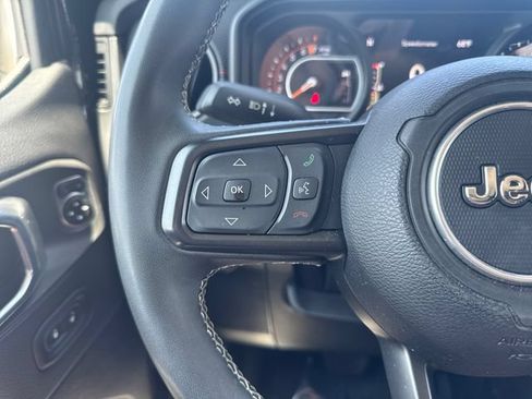 Used 2025 Jeep Gladiator Rubicon w/ Convenience Group AWD/4WD image 16
