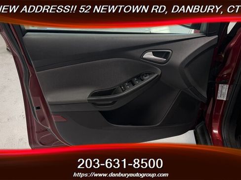 Used 2014 Ford Focus SE w/ SE Winter Package FWD image 9